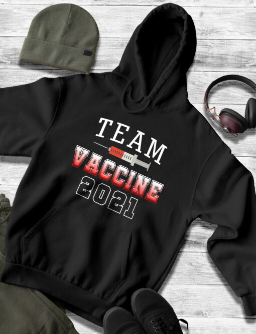 2021-03-Men-Hoodie-Team-Vaccine-Vaccinated-Pro-Vaccination-2021-mockup3-black.jpg